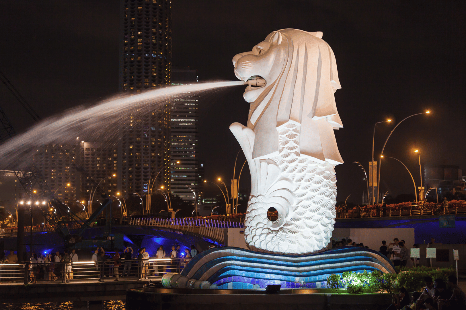 Best-Resto-SG- (1) The Merlion statue spouts water into Marina Bay, framed by Singapore’s sleek skyline—an iconic welcome to the Lion City’s vibrant culinary scene.