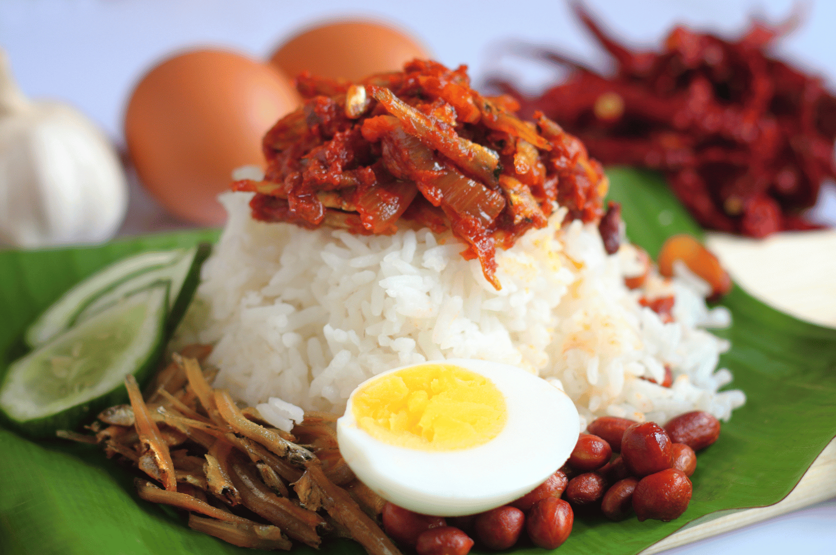 Best-Resto-SG- (4) A traditional Nasi Lemak served on banana leaf—fragrant rice, sambal, and crunchy sides celebrating regional flavor.